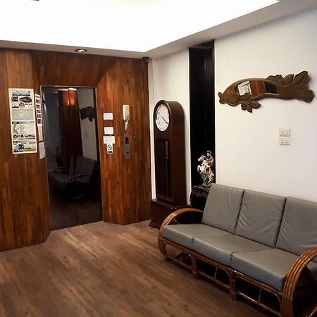 At One Inn Hualampong Banguecoque Exterior foto