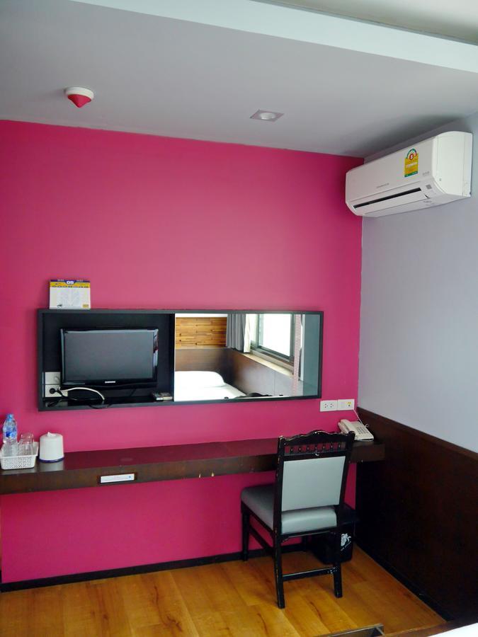 At One Inn Hualampong Banguecoque Exterior foto