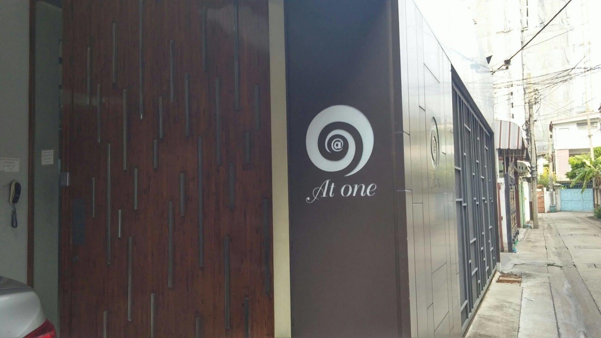 At One Inn Hualampong Banguecoque Exterior foto