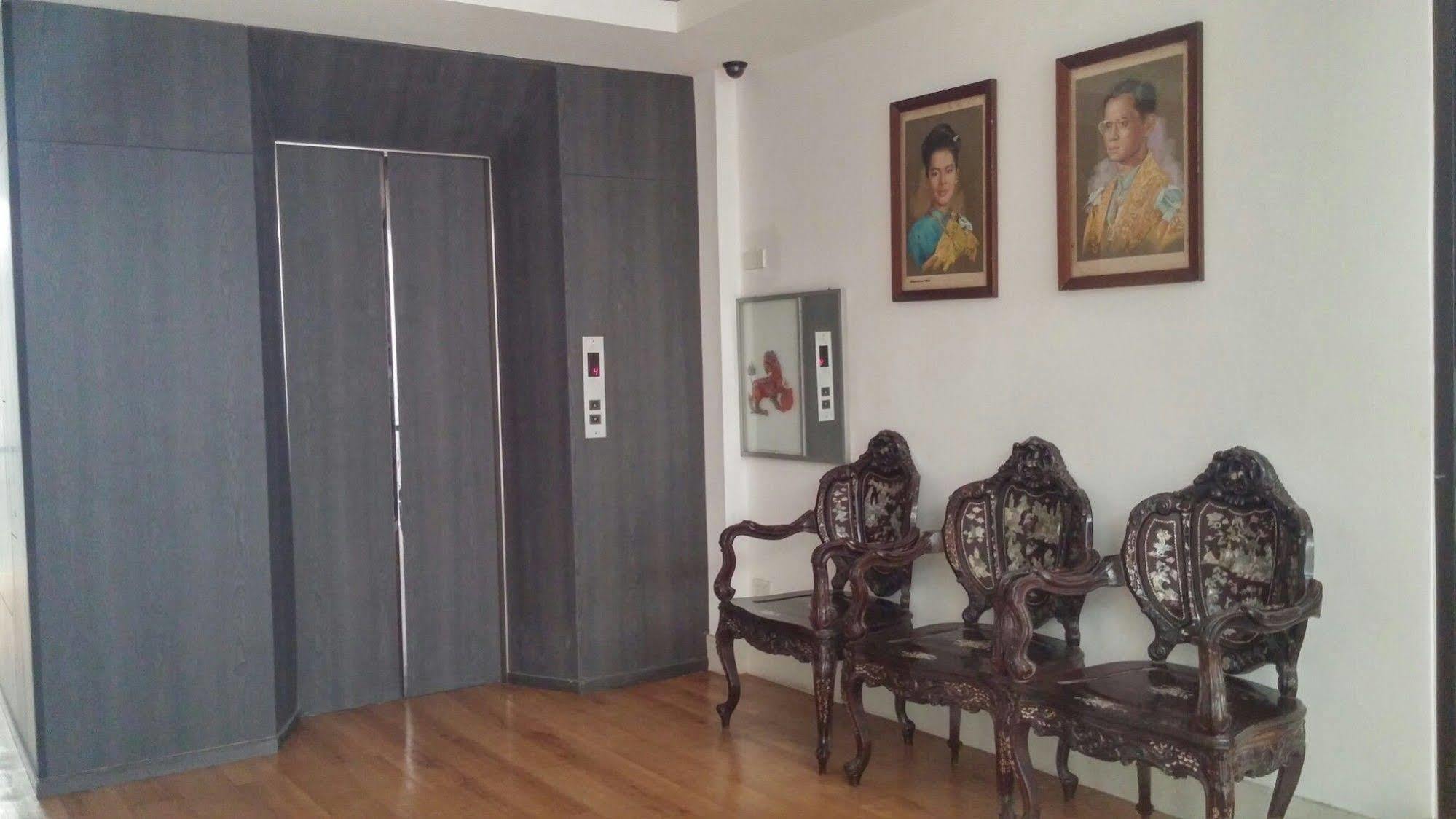 At One Inn Hualampong Banguecoque Exterior foto