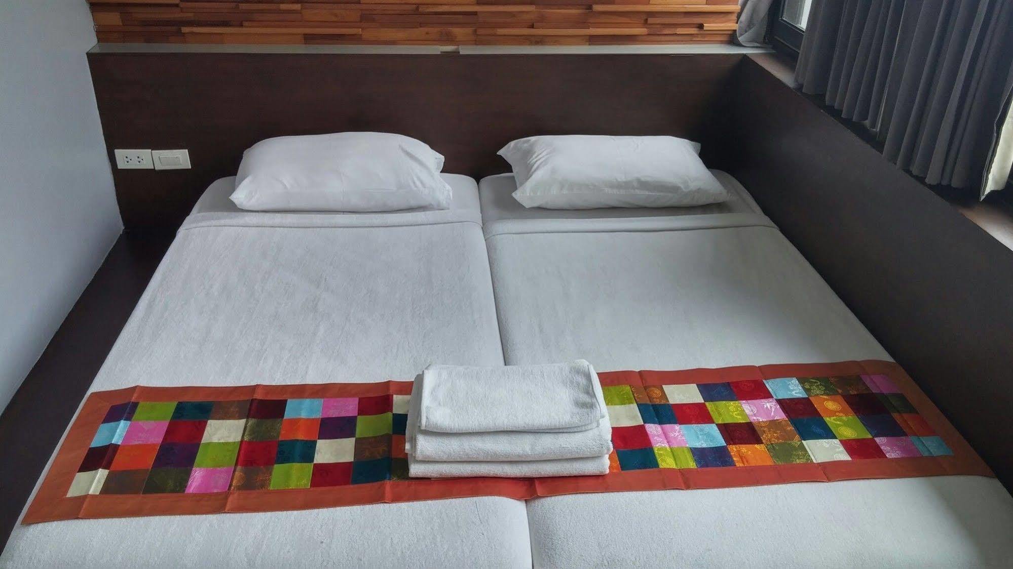 At One Inn Hualampong Banguecoque Exterior foto