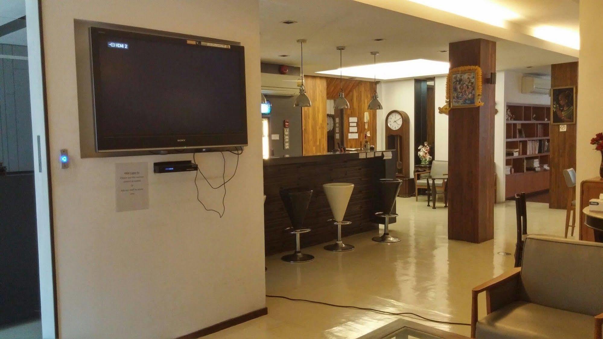 At One Inn Hualampong Banguecoque Exterior foto